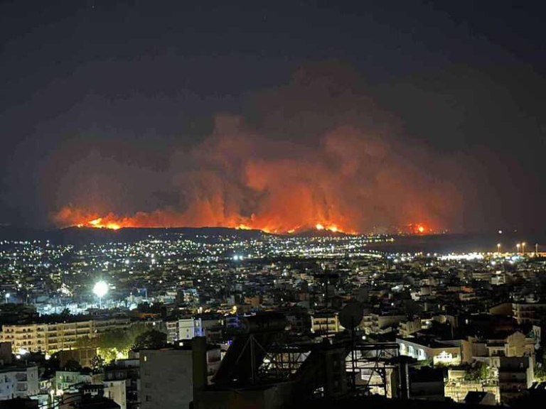 Εικόνες Αποκάλυψης από τη φωτιά στην Πάτρα – Πύρινη λαίλαπα στη Χίο και στην Πρέβεζα