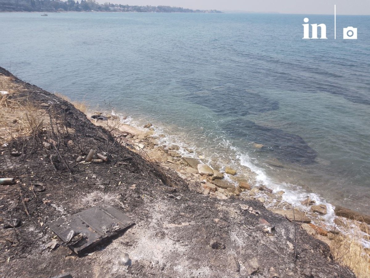 Aποπνικτική η ατμόσφαιρα – Στα Δυτικά της Πάτρας η φωτιά έφτασε στη θάλασσα