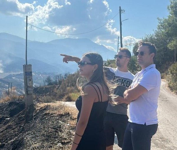 Πάτρα: Οι εποχικοί πυροσβέστες ενημέρωσαν τον Στέφανο Κασσελάκη για τα εργασιακά τους προβλήματα