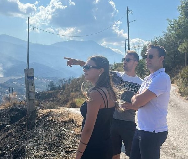 Κασσελάκης με εποχικούς πυροσβέστες: Η κυβέρνηση του Μητσοτάκη απαξιώνει όσους θυσιάζονται καθημερινά