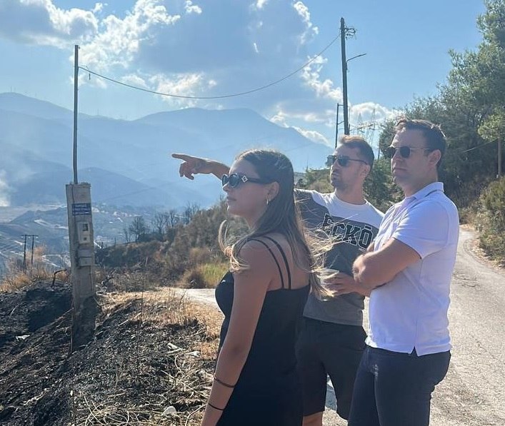 Κασσελάκης με εποχικούς πυροσβέστες: Η κυβέρνηση του Μητσοτάκη απαξιώνει όσους θυσιάζονται καθημερινά