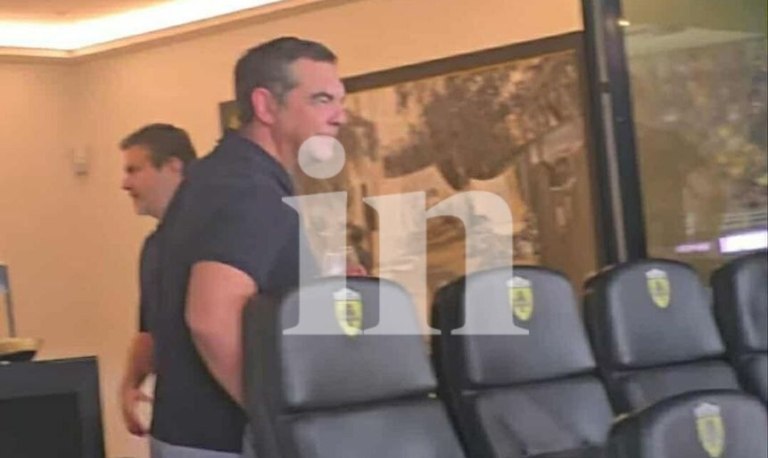Μια υπόσχεση έφερε τον Αλέξη Τσίπρα και τον μικρό γιο του Νεκτάριου Σαντορινιού στο γήπεδο της ΑΕΚ