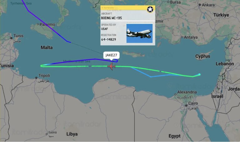 Μυστηριώδης πτήση πάνω από τη Μεσόγειο αεροσκάφους που ανιχνεύει πυρηνικά σωματίδια των ΗΠΑ