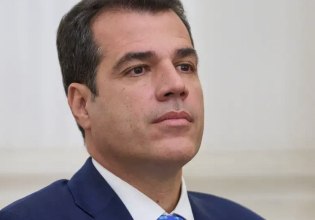 Πανηγυρίζει ο Πλεύρης για την αναστολή ασύλου – «Χαϊδεύετε» τους ακροδεξιούς λέει η αντιπολίτευση