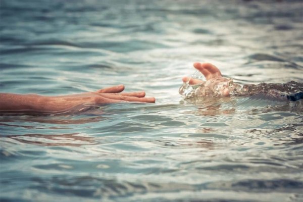 «Μάστιγα» οι πνιγμοί σε θάλασσα και πισίνες στην Ελλάδα – Η δεύτερη αιτία θανάτου μετά τα τροχαία