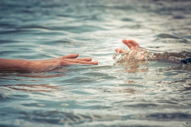 «Μάστιγα» οι πνιγμοί σε θάλασσα και πισίνες στην Ελλάδα – Η δεύτερη αιτία θανάτου μετά τα τροχαία