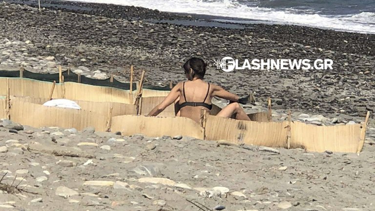 Χανιά: Λουόμενη έκανε ηλιοθεραπεία σε χώρο που έχει σήμανση θαλάσσιων χελωνών