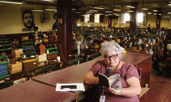 Οι «αναγνώστες πούρων» στην Κούβα διαβάζουν ποίηση στους στρίφτες που ρολάρουν τα Cohiba