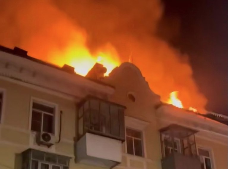 Ρωσία: Πυρκαγιά σε πολυκατοικία στο Ροστόφ από επιδρομή ουκρανικού drone