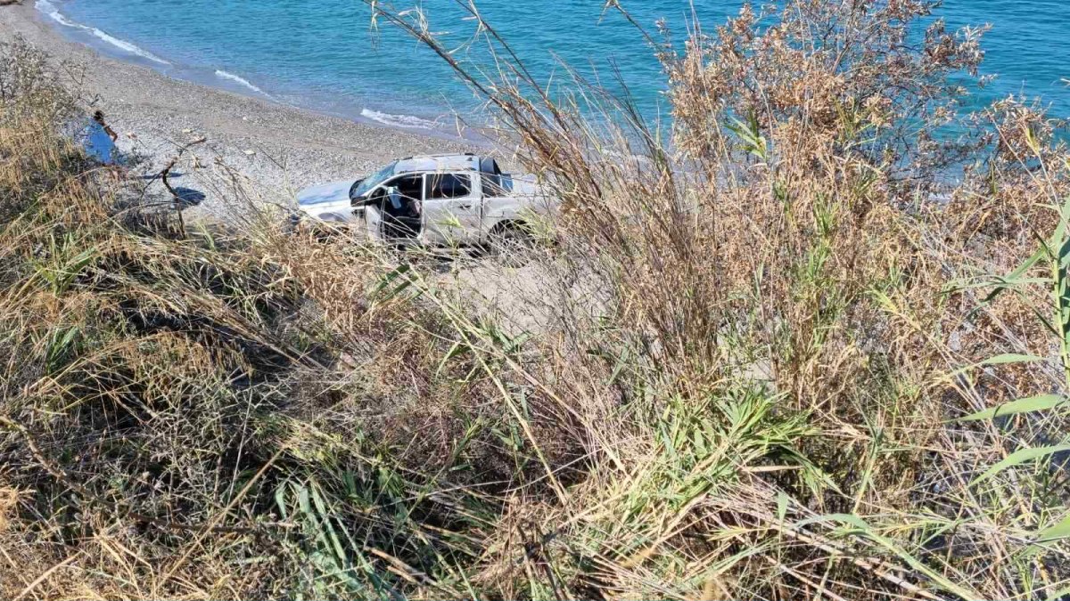 Μεσσηνία: Αυτοκίνητο έπεσε από γκρεμό 9 μέτρων στην παραλία της Σάντοβας – Σώος ο οδηγός