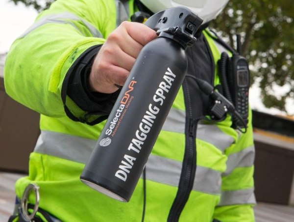 Αγγλία: Αστυνομικοί θα ψεκάζουν τους χούλιγκαν με σπρέι που αφήνει σημάδι στο δέρμα