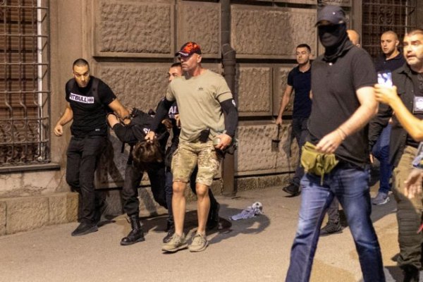 Σερβία: Επίθεση διαδηλωτών σε γραφεία του κυβερνώντος κόμματος στο Νόβι Σαντ – Συγκρούσεις στο Βελιγράδι