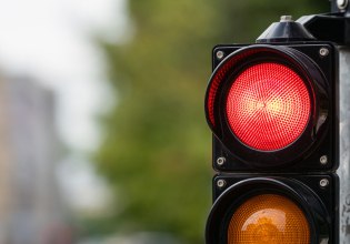 Θεσσαλονίκη: Νεαρός οδηγός μηχανής πέρασε δέκα φανάρια στην Τσιμισκή με κόκκινο – Επεισοδιακή σύλληψη