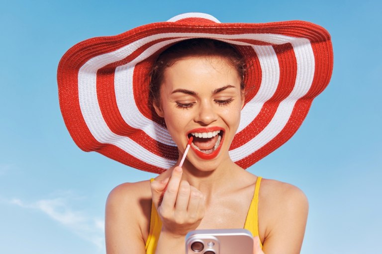 Κραγιόν: Οι αποχρώσεις που αναδεικνύουν το καλοκαιρινό μαύρισμα