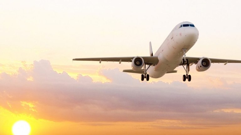 ΗΠΑ: Πανικός σε πτήση της United Airlines – Η στιγμή που διαπιστώνεται βλάβη στον κινητήρα