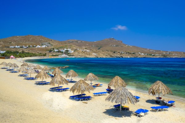 Ακρίβεια: Δυσβάσταχτο το κόστος για μια βουτιά στις πλαζ – Πανάκριβες οι ξαπλώστρες