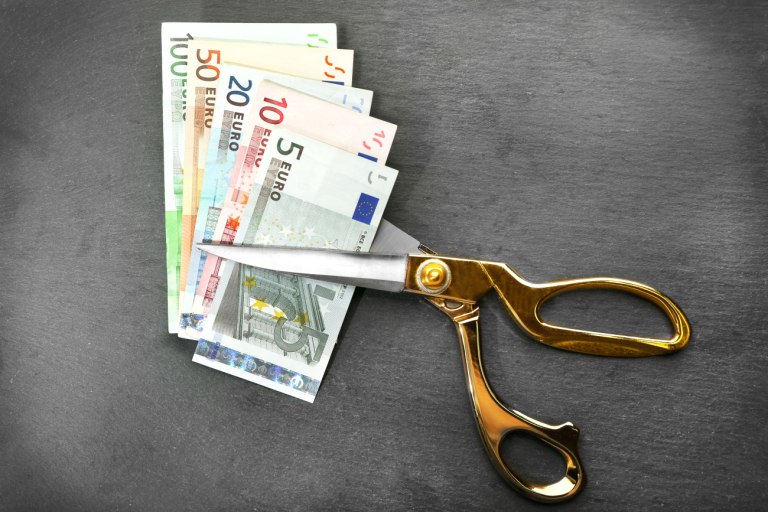 Μισθοί: ό,τι δεν τρώει ο πληθωρισμός, το παίρνει η εφορία