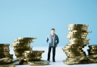 CEO: Οι αμοιβές τους αυξάνονται με τον ταχύτερο ρυθμό στην τετραετία