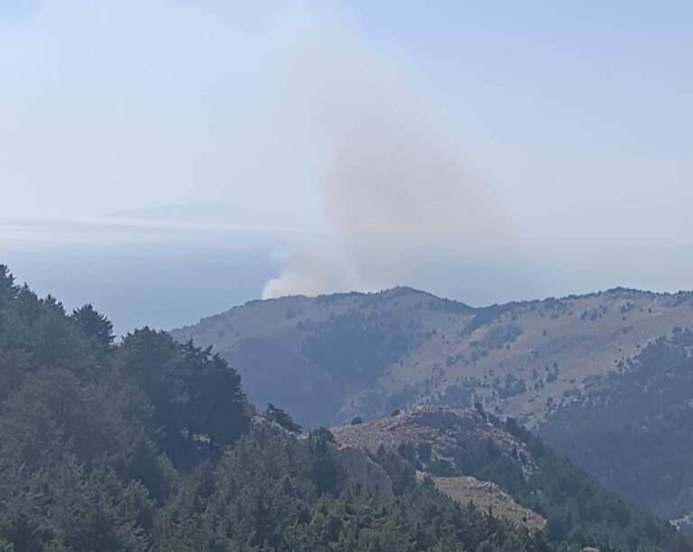 Φωτιά στη Σύμη – Επιχειρούν εναέρια μέσα