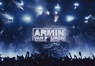 Το νόημα της μουσικής, οι ελληνικές αναμνήσεις και το «ταξίδι» που τον άλλαξε: Ο Armin van Buuren στο in λίγο πριν ξεσηκώσει την Αθήνα