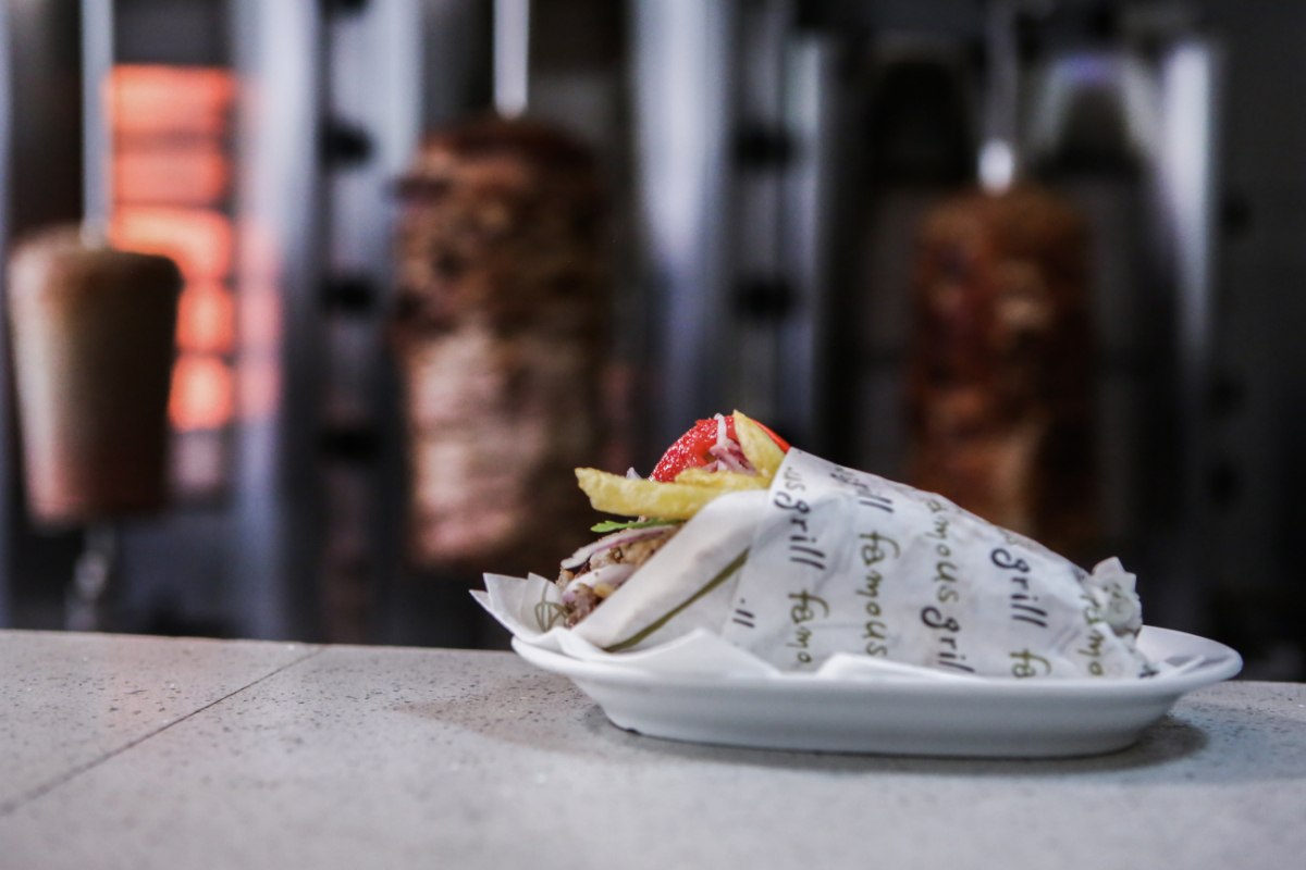 Σουβλάκι: Έρχονται νέες ανατιμήσεις στο αγαπημένο street food του Έλληνα