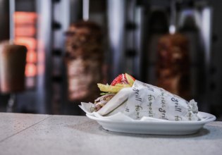 Σουβλάκι: Έρχονται νέες ανατιμήσεις στο αγαπημένο street food του Έλληνα