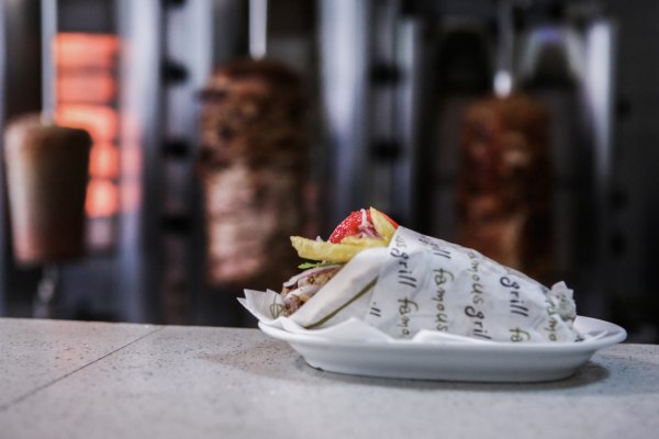 Σουβλάκι: Έρχονται νέες ανατιμήσεις στο αγαπημένο street food του Έλληνα