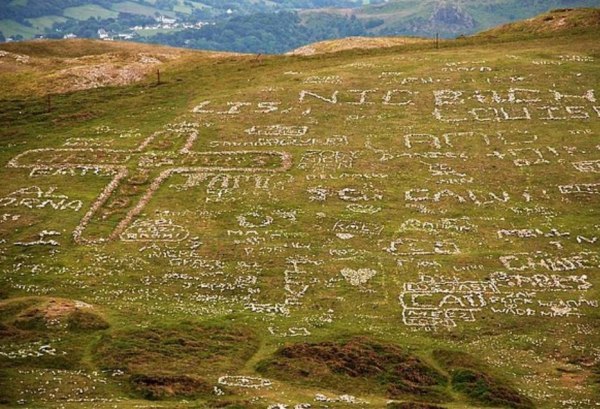 Ουαλία: Τουρίστες αποσυναρμολόγησαν ιστορικό πέτρινο σταυρό – Σχημάτισαν άστρο του Δαυίδ στη θέση του