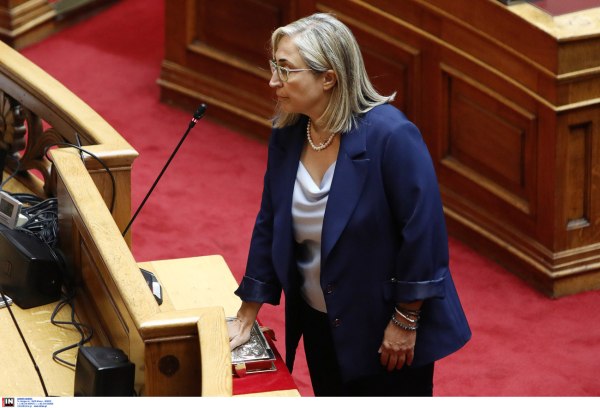 Ορκίστηκε βουλευτής η Στ. Αραμπατζή στη θέση του αδικοχαμένου Απ. Βεσυρόπουλου
