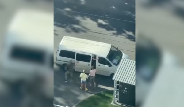 Ψάχνει με το «δίκαννο» στρατιώτες ο Ζελένσκι – Στρατολόγοι σέρνουν με τη βία νεοσύλλεκτους