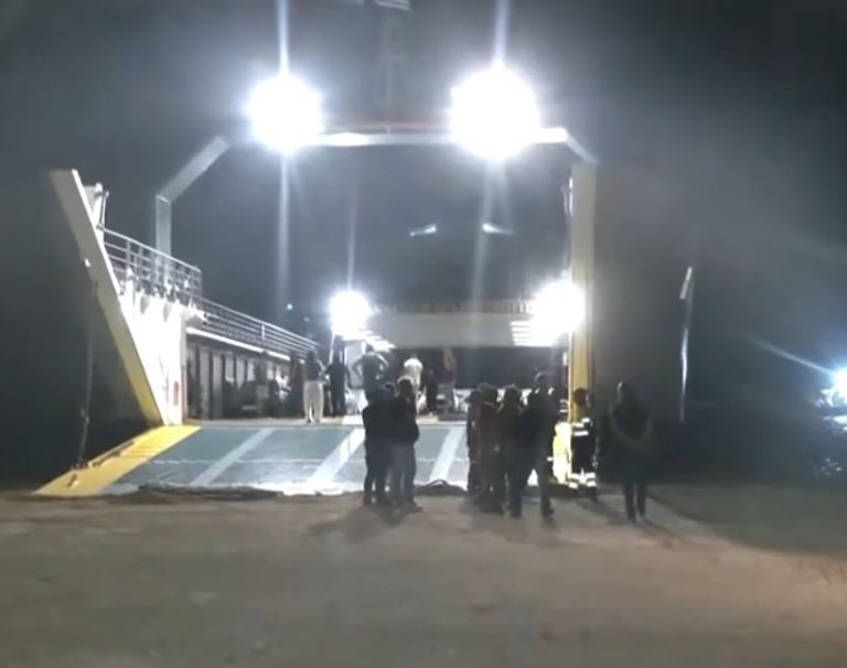 Νέα Στύρα: Το φέρι μποτ έφτασε στο λιμάνι [Βίντεο]