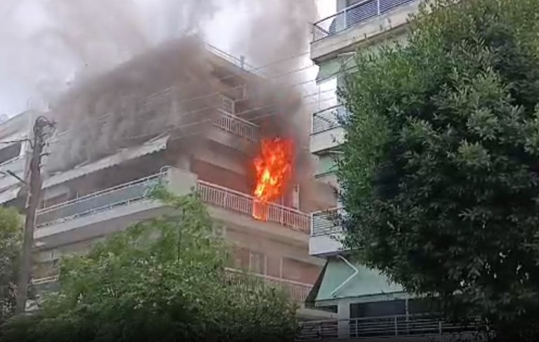 Θεσσαλονίκη: Φωτιά σε διαμέρισμα στην Καλαμαριά – Δύο τραυματίες απεγκλωβίστηκαν από την πυροσβεστική