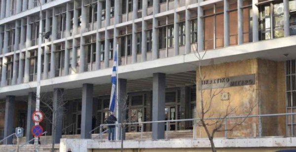 Θεσσαλονίκη: Κακουργηματική δίωξη στον 37χρονο και στη σύντροφό του για τον βιασμό της 10χρονης κόρης της