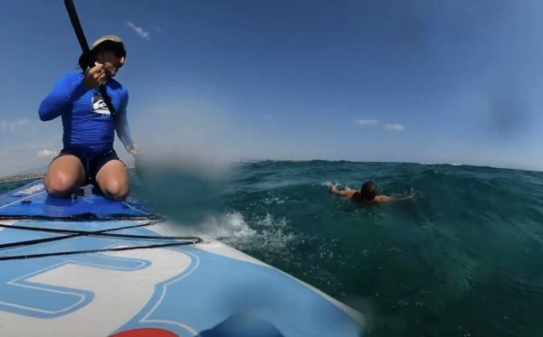 Θεσσαλονίκη: Άνδρας με SUP έσωσε πατέρα και τα δύο παιδιά του – Είχαν παρασυρθεί από τα ρεύματα