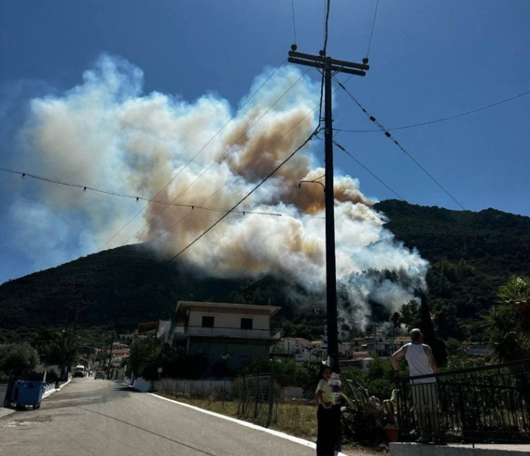 Φωτιά στην Τροιζήνα – Κοντά στο χωριό οι φλόγες