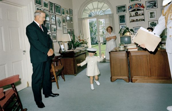 Ο νεαρός JFK Jr. μιλάει για τον πατέρα του μετά τη δολοφονία, σε ένα απόσπασμα που δεν έχει ακουστεί ποτέ