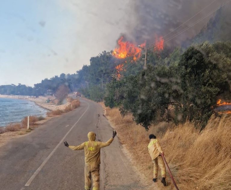 Τουρκία: Το Τσανάκαλε στις φλόγες, εκατοντάδες εκκένωσαν για να σωθούν [βίντεο]