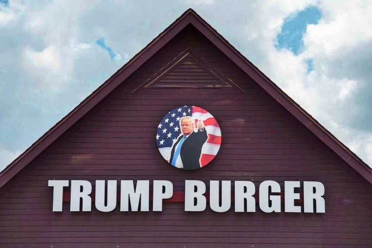 ΗΠΑ: Ιδιοκτήτης αλυσίδας εστιατορίων με θέμα τον Τραμπ κινδυνεύει με απέλαση μετά τη σύλληψη του από την ICE