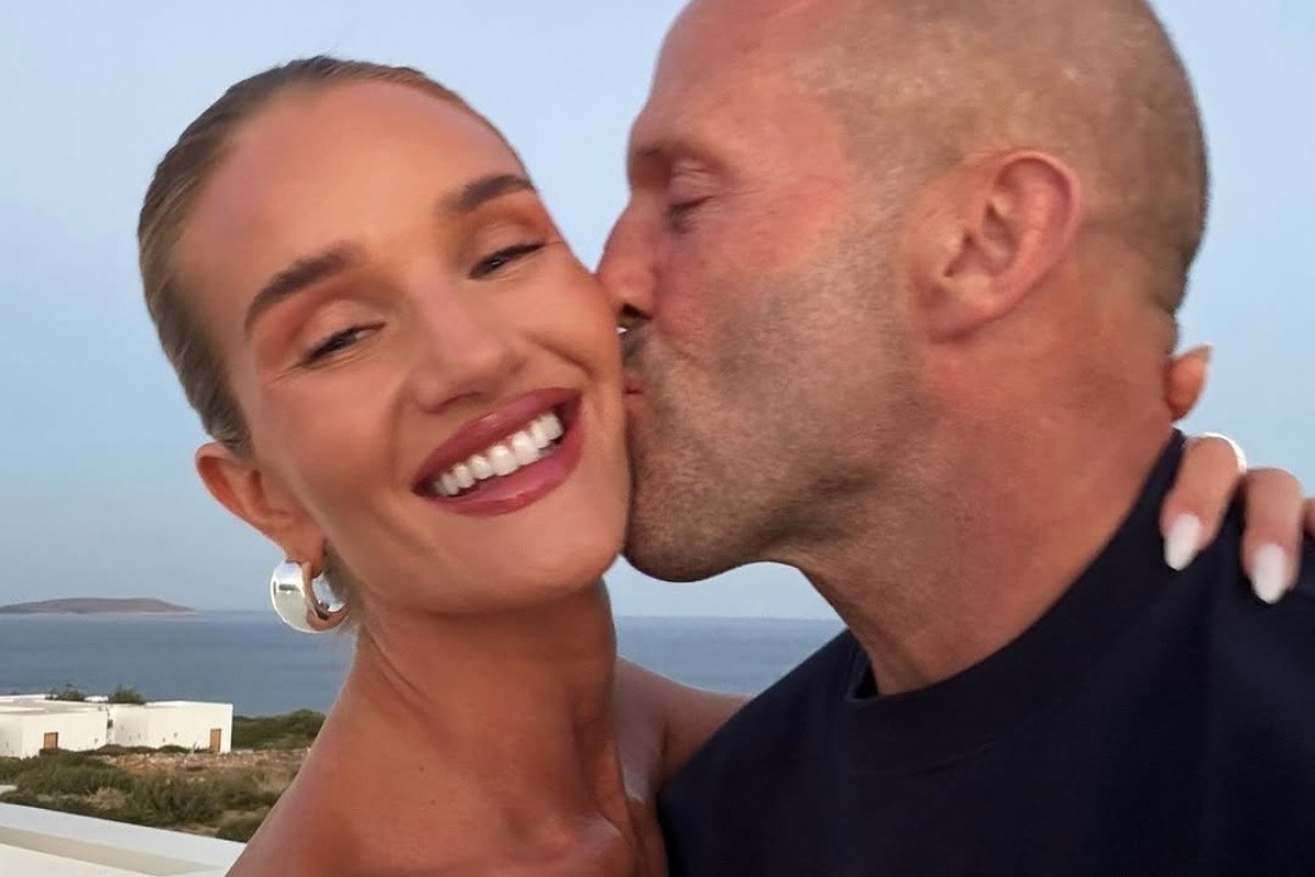 Τζέισον Στέιθαμ και Ρόζι Χάντινγκτον-Γουάιτλι: Το ελληνικό καλοκαίρι τους στην Αντίπαρο, μέρος δεύτερο