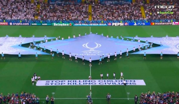 Η εντυπωσιακή έναρξη του Super Cup και το μήνυμα της UEFA – «Σταματήστε να σκοτώνετε αμάχους» (vids)