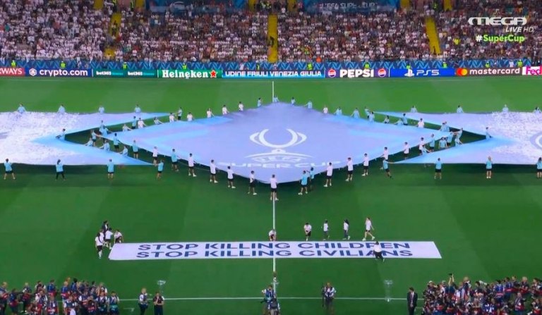 Η εντυπωσιακή έναρξη του Super Cup και το μήνυμα της UEFA – «Σταματήστε να σκοτώνετε αμάχους» (vids)
