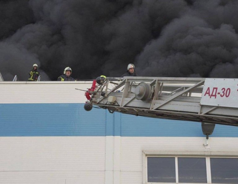 Ρωσικοί πύραυλοι έπληξαν αμερικανικό εργοστάσιο ηλεκτρονικών ειδών στην Ουκρανία – 15 τραυματίες