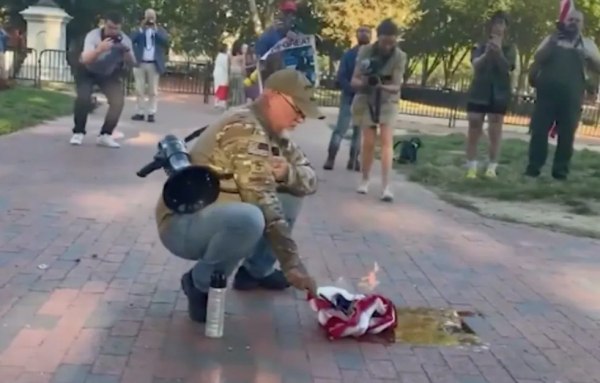 ΗΠΑ: Εκαψε την αμερικανική σημαία κοντά στον Λευκό Οίκο «εναντίον αυτού του παράνομου φασίστα προέδρου»