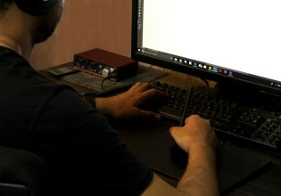 Τέσσερις στους 10 της Gen Z θέλουν να εργάζονται στο γραφείο – Nιώθουν μόνοι στο σπίτι