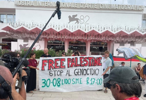 Φεστιβάλ Βενετίας: Διαδηλωτές άνοιξαν πανό για τη Γάζα πριν την έναρξη της εκδήλωσης