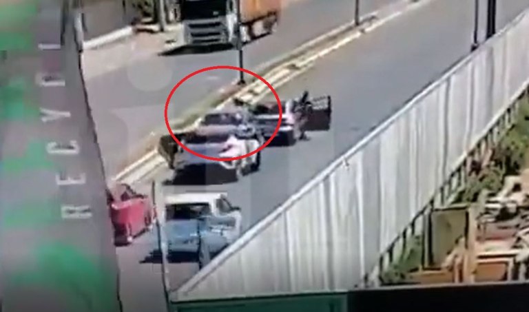 Βίντεο ντοκουμέντο με τη σύλληψη του 36χρονου μαφιόζου – Τον ακινητοποίησαν στη μέση του δρόμου