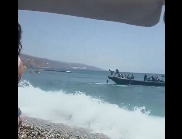 Ισπανία: Σοκαριστικό βίντεο από παραλία – Λουόμενοι κυνηγούν μετανάστες που βγήκαν από βάρκα