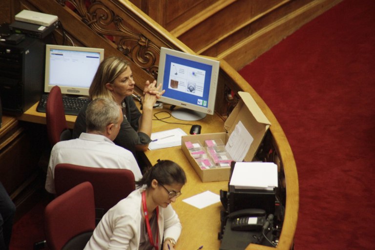 Βουλή: Το επίδομα «επικίνδυνης εργασίας», η διάψευση και οι σφοδρές αντιδράσεις