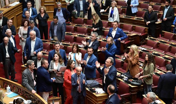 Ο Μητσοτάκης εν εξάλλω ξεφτιλίζει τη Βουλή, και δεν βλέπει ότι φέρνει πιο κοντά τη στιγμή που ο λαός θα πει «η κυβέρνησις εάλω»