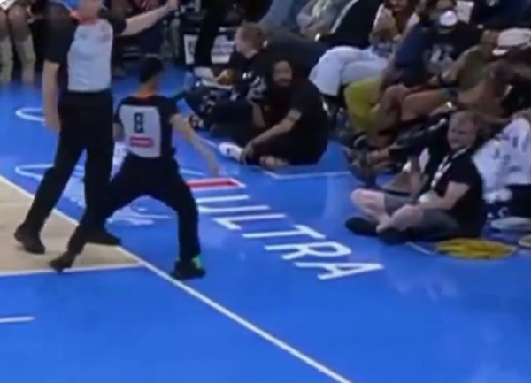 WNBA: Πέταξαν και πάλι ερωτικό βοήθημα στο παρκέ, σε αγώνα γυναικών!